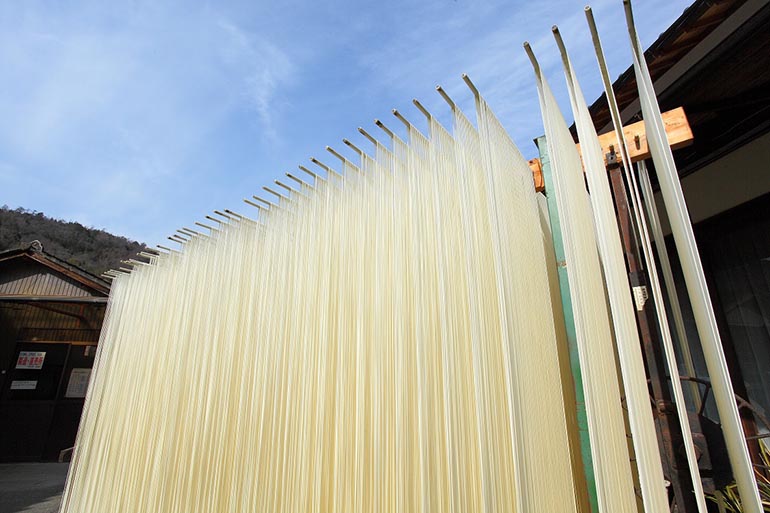 手延べ麺門干しの風景(鴨方)